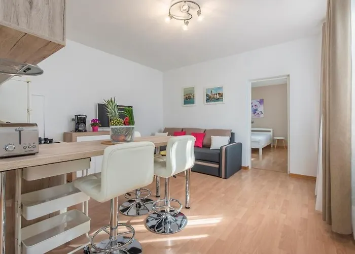 Apartment In Porec With Terrace, Air Conditioning, Wifi, Washing Machine