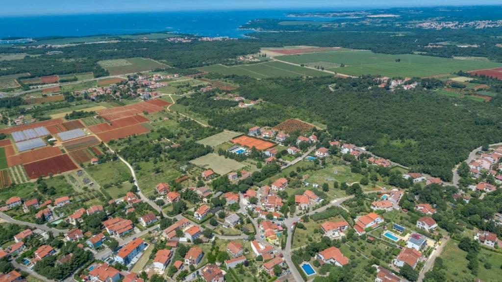 Apartment In With Terrace, Air Conditioning, Wifi, Washing Machine Poreč