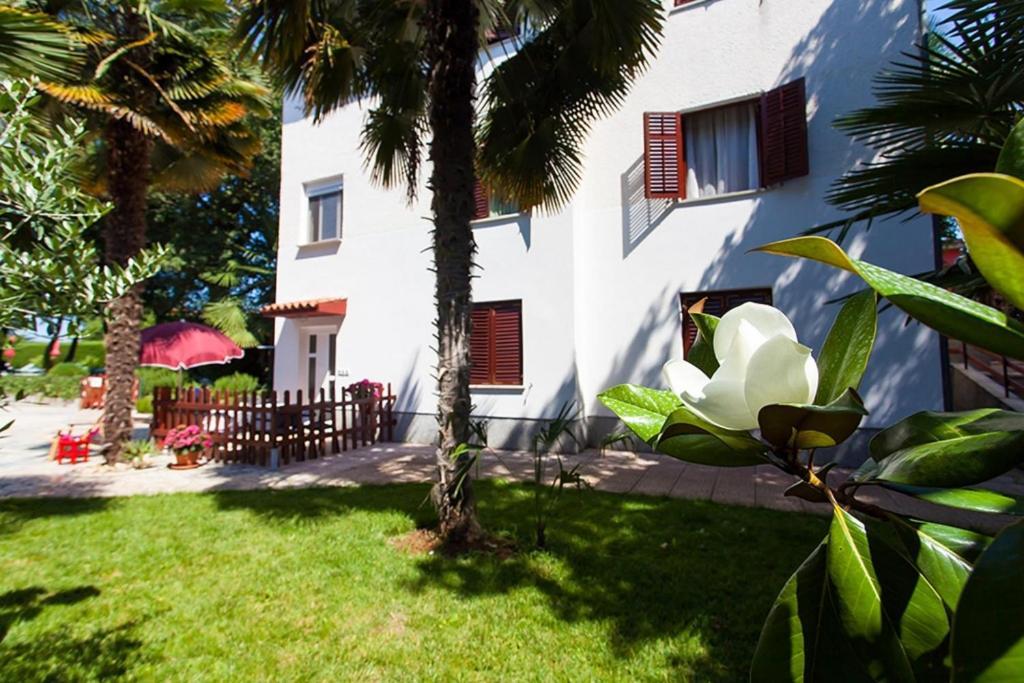 In With Terrace, Air Conditioning, Wifi, Washing Machine Apartment
