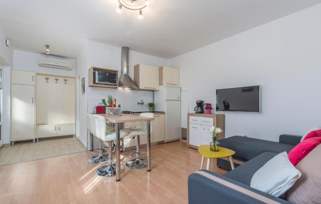 In With Terrace, Air Conditioning, Wifi, Washing Machine Apartment