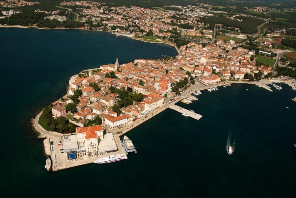 Apartment In With Terrace, Air Conditioning, Wifi, Washing Machine Poreč